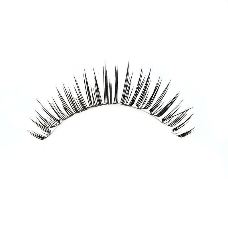 Airy wispy strip eyelash