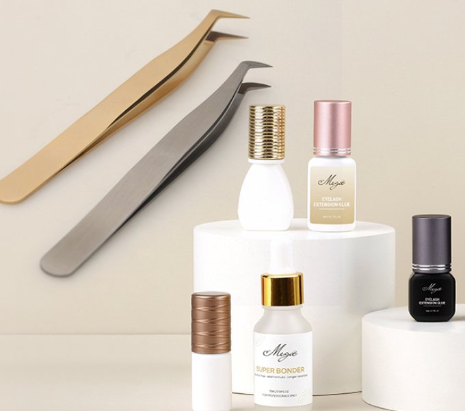 Best Tweezers & Adhesives for Easy Fanning Lashes